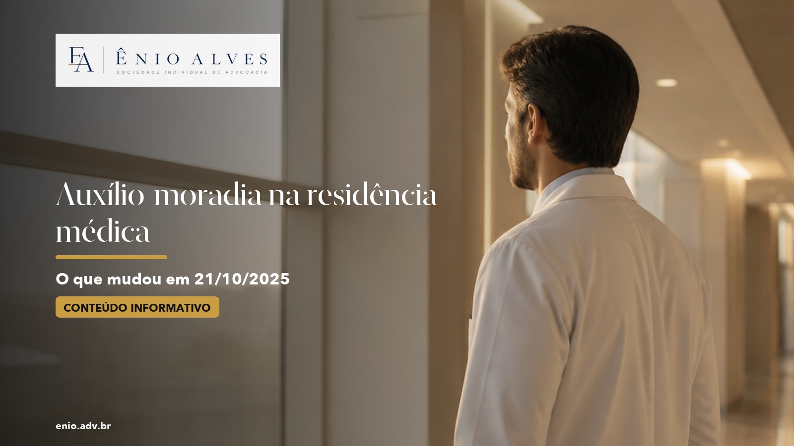 Médico-residente de jaleco branco em corredor hospitalar iluminado